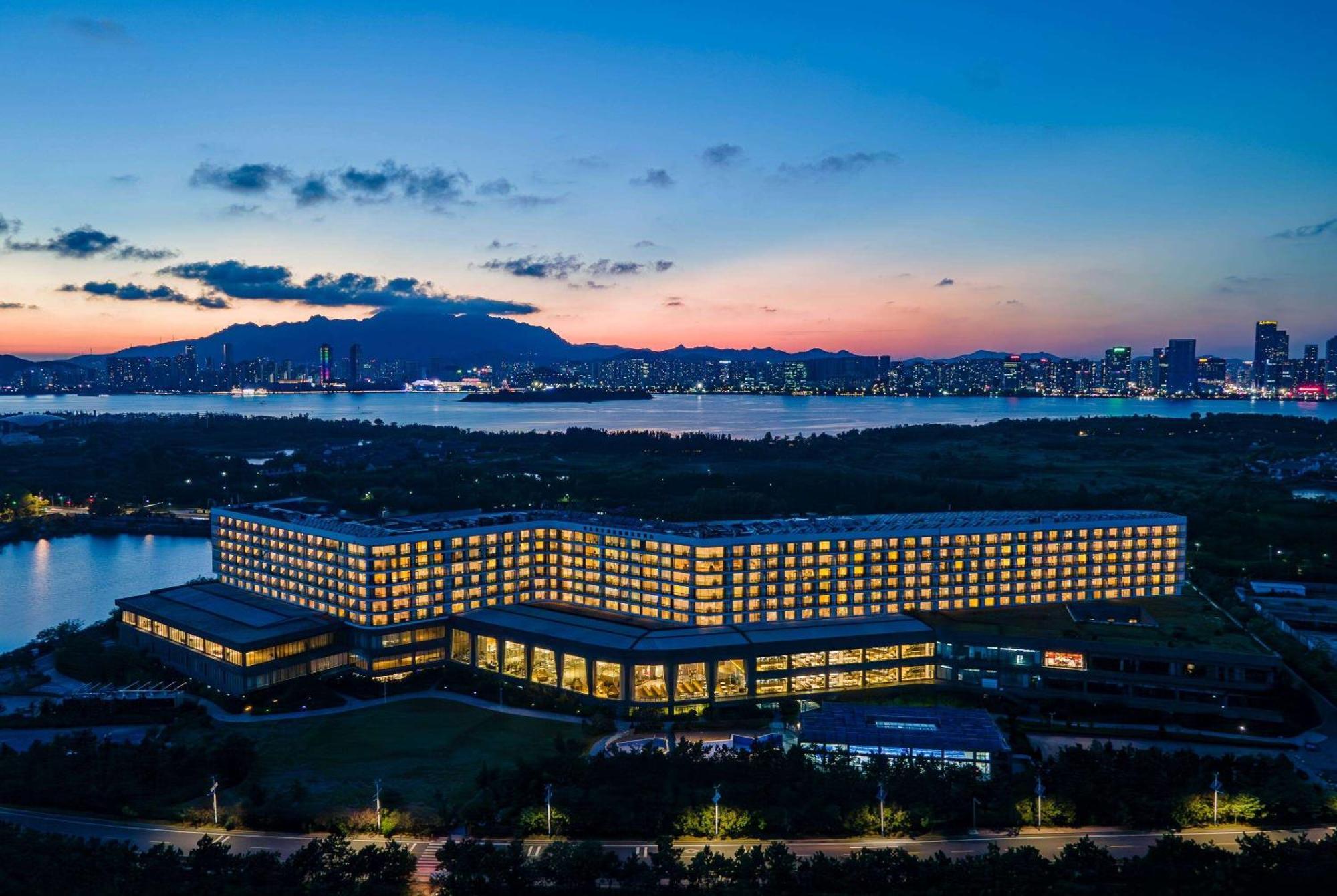 Готель Wyndham Grand Ціндао Екстер'єр фото